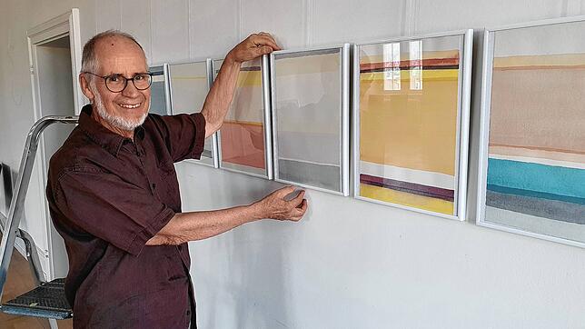 Bernd Salfner hängt Aquarelle an eine Wand in den Schwarzenbergsälen im Schloss Tiengen. Unter dem Titel &bdquo;Traumbilder&ldquo; zeigt ...