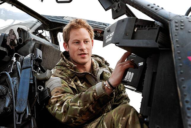 Prinz Harry sitzt 2013 im Cockpit eines Apache-Hubschraubers. Die Taliban bezichtigen ihn der Kriegsverbrechen in 25 Fällen während ...