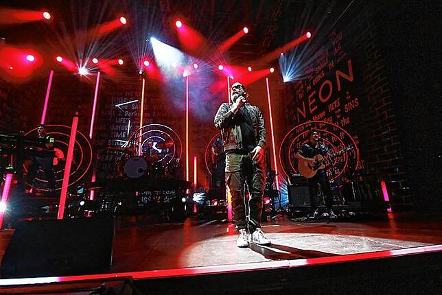 Rea Garvey und seine Band vor dem Schloss Salem bei seinem Konzert im Sommer 2019. Damals kamen 4500 Besucher.