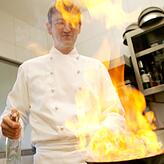 Heinz-Josef Diestel vom Staader Fährhaus in Konstanz beim Flambieren.