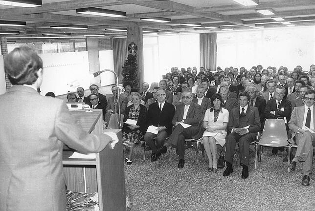 Amtseinführung von Manfred Schnopp im Jahr 1977 in der Aula des Gymnasiums.