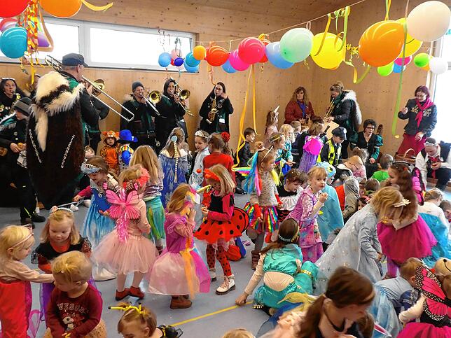Der Kindergarten Sonnenschein wird von den Zizenhauser Narren befreit.