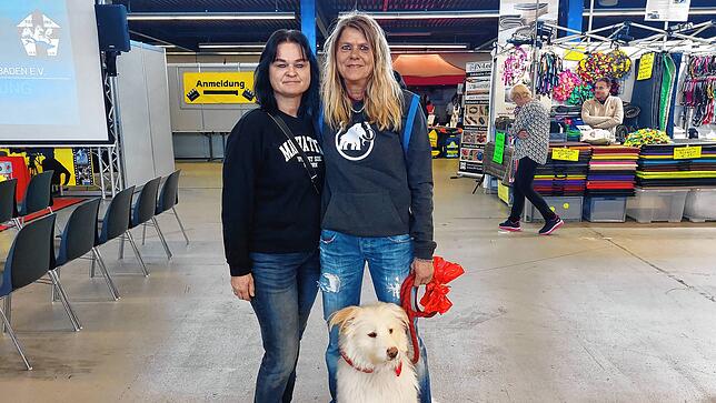 Margit Schlerf und Karin Baumann aus Tuttlingen mit ihrer Hündin Bailey.