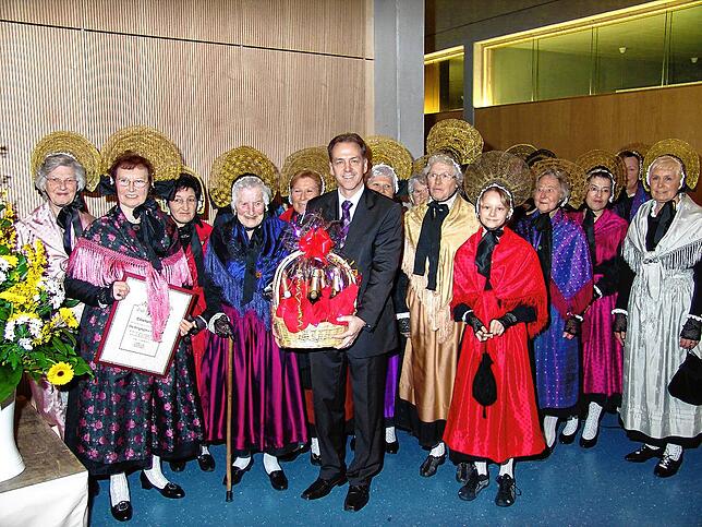 Umringt von den Engener Trachtendamen: Bürgermeister Johannes Moser beim Neujahrsempfang 2010.