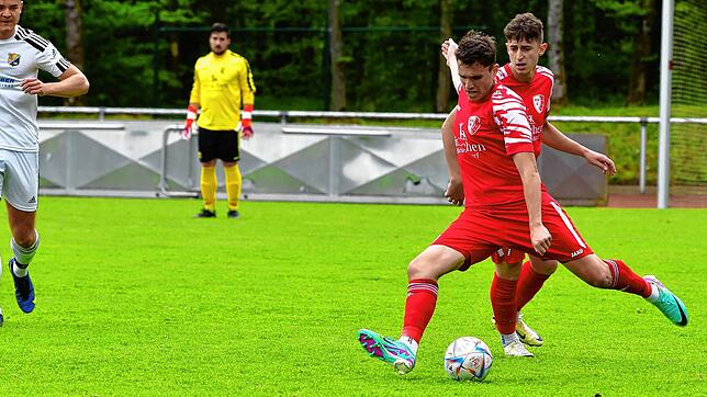 Was für ein Wumms: Pedro Albicker (vorn, mit Nico Möller) steuerte zum 6:2-Erfolg des FC Schlüchttal beim Schlusslicht SV 08 Laufenburg ...