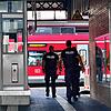 Drei Beamte der Bundespolizei laufen Streife am Stadtbahnhof Friedrichshafen.