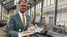 Der Präsident des Schiffsbergevereins, Silvan Paganini, mit einem Modell der „Säntis“. Für ihn bleibt das Projekt ein geplatzter Traum.