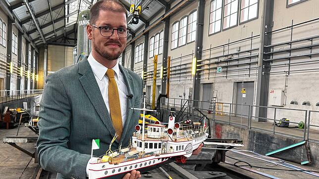 Der Präsident des Schiffsbergevereins, Silvan Paganini, mit einem Modell der „Säntis“. Für ihn bleibt das Projekt ein geplatzter Traum.
