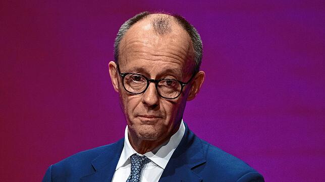 Katholik Friedrich Merz reagiert bestürzt auf den Tod von Papst Franziskus.