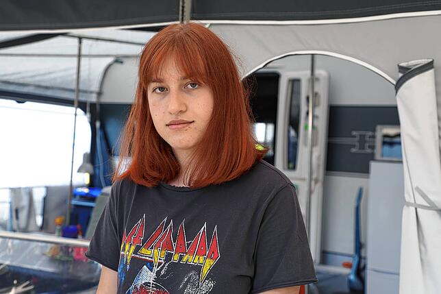 Jessi Weigelt vor dem Wohnwagen ihrer Familie auf dem Campingplatz Klausenhorn.