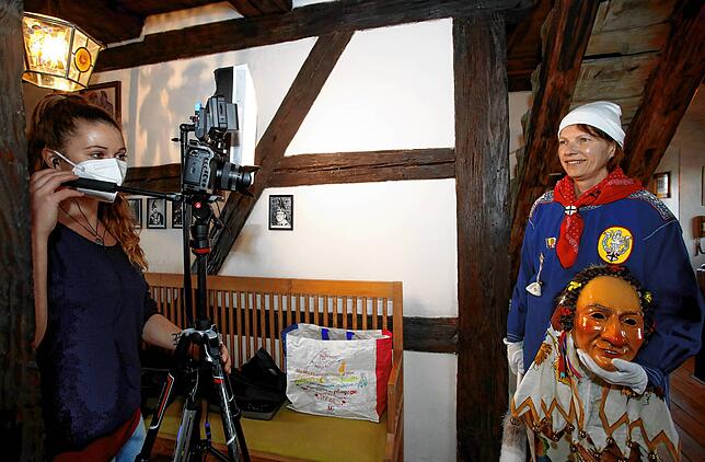 Beim Videodreh im Schnetztor: Sara Lo Frano vom SÜDKURIER rückt Alt-Konstanzer Hansele Claudia Büchler ins richtige Licht.