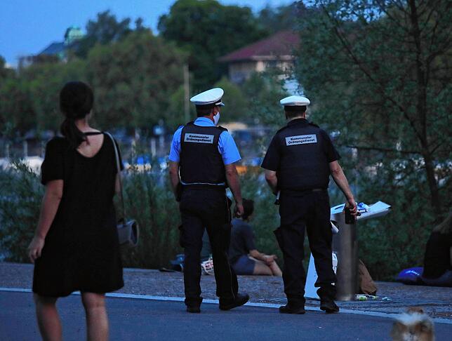 Wie in jedem Sommer ist das Herosé-Ufer abends und nachts sehr belebt – auch zu Corona-Zeiten. Die einen halten sich an die ...