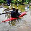 Auf dem Minigolfplatz in der Waldshuter Schmittenau war während des Hochwasser zu Fuß kaum noch ein Durchkommen, weshalb kurzerhand ein ...