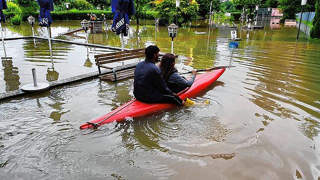 Auf dem Minigolfplatz in der Waldshuter Schmittenau war während des Hochwasser zu Fuß kaum noch ein Durchkommen, weshalb kurzerhand ein ...