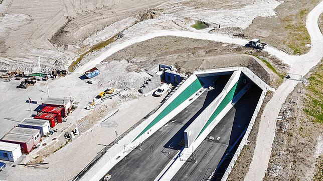 (Archivbild) B33-Ausbau: Der Waldsiedlungstunnel aus der Luft im April 2022.