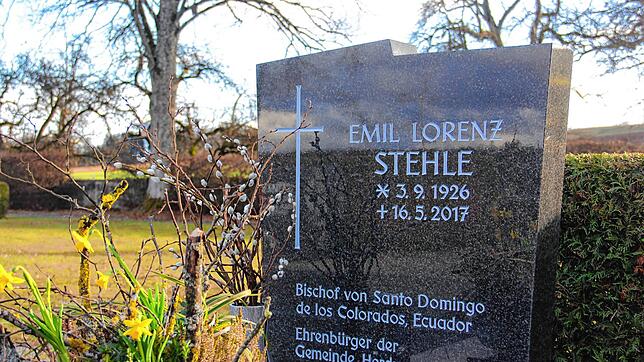 Auf dem Grabstein firmiert Emil Stehle als Ehrenbürger. Der Gemeinderat spricht ihm diese Ehre inzwischen ab.