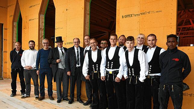 Die Akteure beim Richtfest für den Neubau der Scheffelhalle (von links): Alexander Koschel vom Holzbaubetrieb Pirmin Mohr, die ...