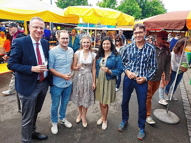 Die Badische Weinprinzessin Hannah Spraul (Mitte) eröffnet den Fest-Sonntag auf der Reichenau – hier umrahmt von (von links) ...