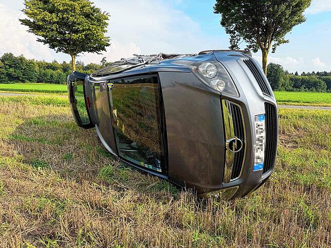 Bei Möriken-Wildegg überschlägt sich ein Auto.
