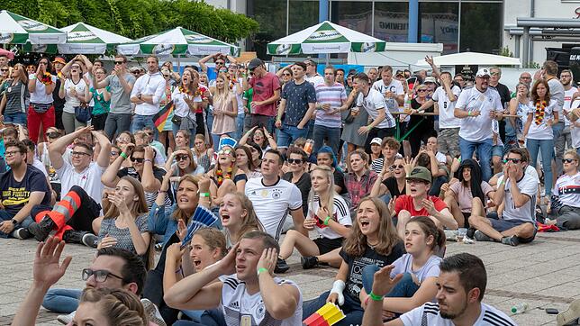 Rund 600 Fans erlebten beim Public Viewing auf dem Waldshuter Viehmarkt-Platz, wie die deutsche Nationalmannschaft in der Vorrunde der ...