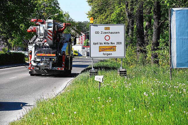 In Hindelwangen werden Verkehrsteilnehmer schon darauf hingewiesen, dass der Weg nach Meßkirch nicht mehr durch Zizenhausen führen kann.