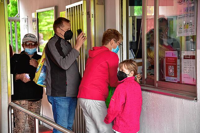 Impfpass oder aktuellen Test vorzeigen oder nachweisen, dass man genesen ist, gehört zum Eintrittsritual dazu.