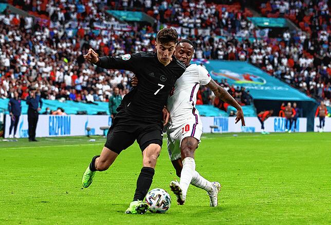 Kai Havertz und Raheem Sterling (rechts) im Zweikampf.