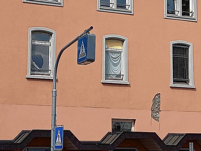Besucher, die vom Bahnhof kommen, sehen zuerst dieses etwas heruntergekommene Haus.