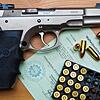 Eine Kaliber 9 mm Pistole, Patronen und ein Magazin. Symbolfoto.