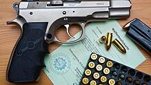 Eine Kaliber 9 mm Pistole, Patronen und ein Magazin. Symbolfoto.