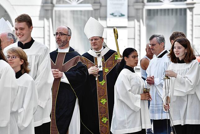 Zelebriert wird das Requiem für Fürst Heinrich von Erzbischof Stephan Burger (Bildmitte).