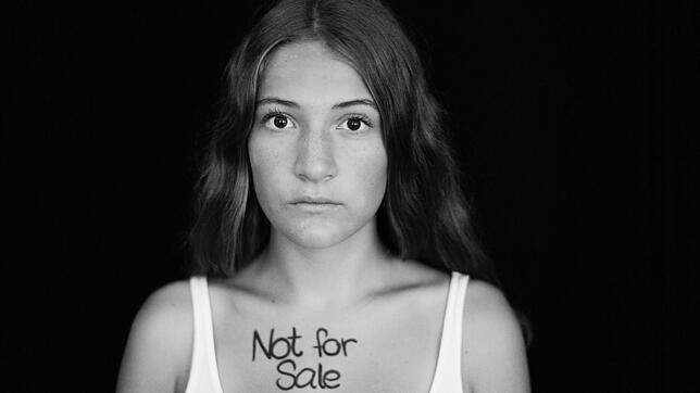 Eines der fünf Motive, die ab Dienstag auf fünf großen Plakaten in Friedrichshafen auf das Thema sexuelle Ausbeutung Minderjähriger ...