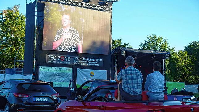 Mit Heinrich Del Core ging das sommerliche Festival mit Autocomedy, -konzerten und -kino auf dem Festplatz zu Ende. Zum Teil saßen die ...