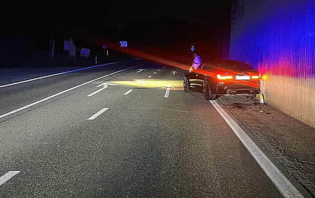 Der 20-jährige Fahrer verlor die Kontrolle über den Sportwagen und krachte gegen die Betonwand einer Bahnunterführung zwischen Frick und ...