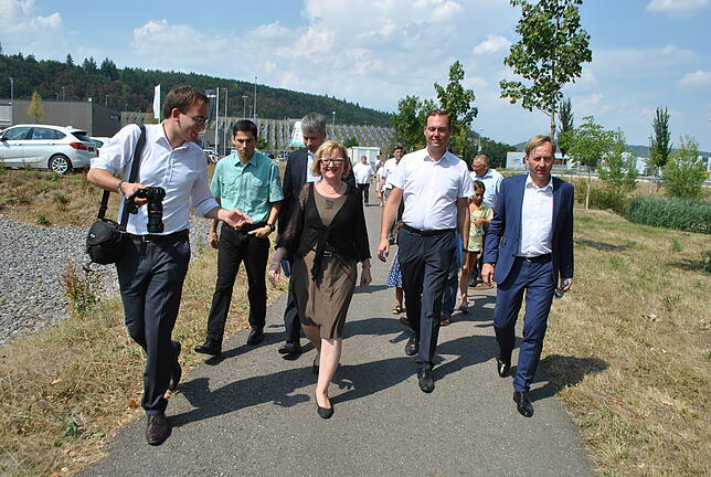Die kleine Delegation macht sich auf den Weg vom Zollhof zur B 34.