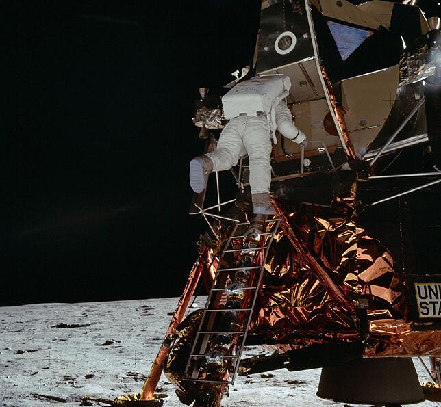Edwin Aldrin steigt aus der „Eagle“. Sie hatte seitlich aufgesetzt. Über dem Boden ist die Triebwerksdüse zu erkennen.