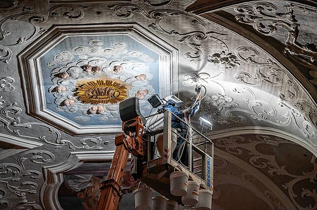 Bild 3: Im Radolfzeller Münster wird geschossen &ndash; zumindest um die Wände wieder erstrahlen zu lassen. So laufen die Reinigungsarbeiten in den historischen Gemäuern