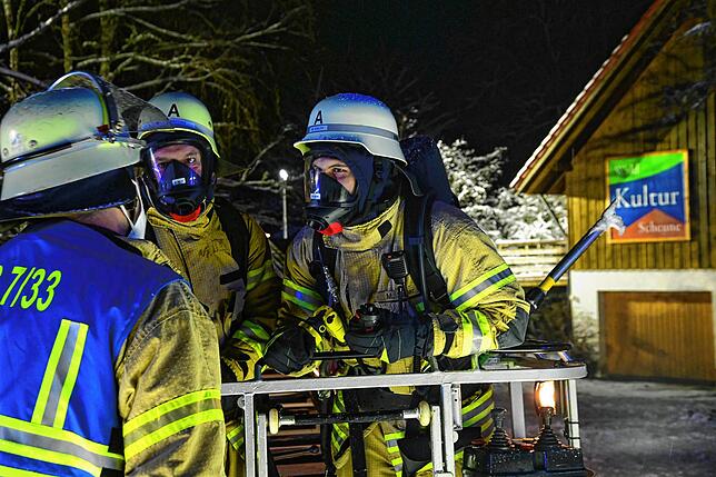 Die Einsatzkräfte der Villinger Feuerwehren besprechen sich kurz in einer Löschpause. Die Planungen funktionieren schlussendlich. Ein ...