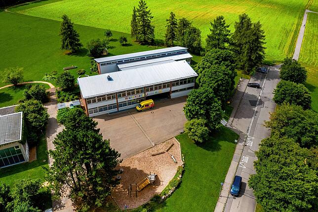 Der Weg am Bildrand rechts oben führt vom Warenbachtal zur Schule. Er gilt als gesicherter Schulweg und auf ihm soll nach Wunsch von ...