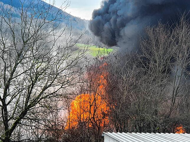 Flammen schlagen aus den Gebäuden