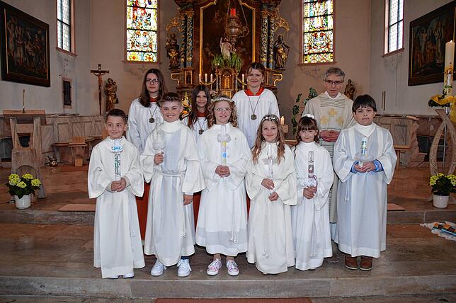 Kinder aus Fützen, Epfenhofen und Kommingen haben die erste heilige Kommunion in der Kirche St. Vitus in Fützen empfangen. Zu sehen sind ...