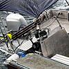 Ein Boot im Mantelhafen in Überlingen steht am Donnerstagnachmittag teils unter Wasser. Von der Feuerwehr wird es später in den Osthafen ...