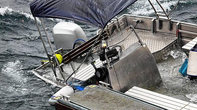 Ein Boot im Mantelhafen in Überlingen steht am Donnerstagnachmittag teils unter Wasser. Von der Feuerwehr wird es später in den Osthafen ...