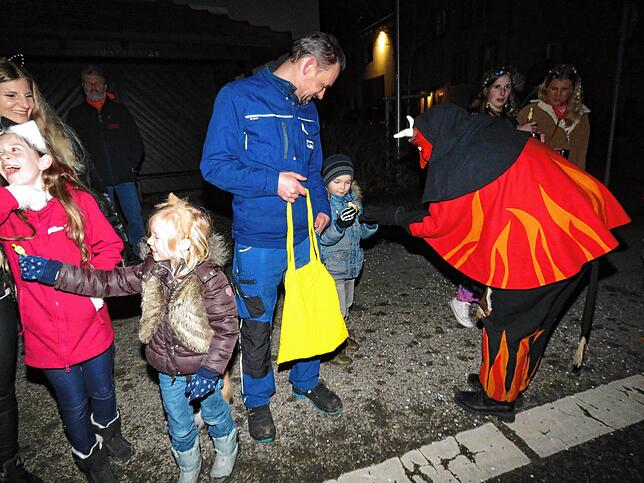 Bild 13: Mit dem Nachtumzug startet das Narrentreffen in Gutmadingen