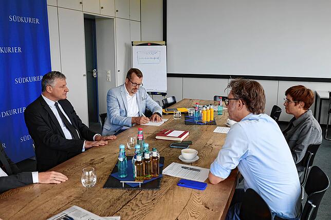 Hans-Ulrich Rülke (v.l.), Pressesprecher Bejamin Haak, Chefredakteur Stefan Lutz und Politikredakteurin Angelika Wohlfrom.