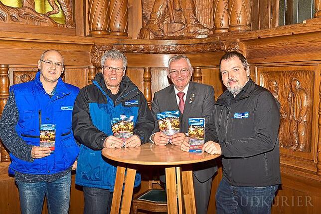 Sie freuen sich auf den 13. Triberger Weihnachtszauber: Stadtmarketingleiter Nikolaus Arnold (von links), Thomas Weisser, Bürgermeister ...