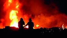 Dieses Bild ging um die Welt: Beim Flugzeugunglück 2002 über Überlingen waren die Feuerwehrleute die ersten Einsatzkräfte vor Ort.