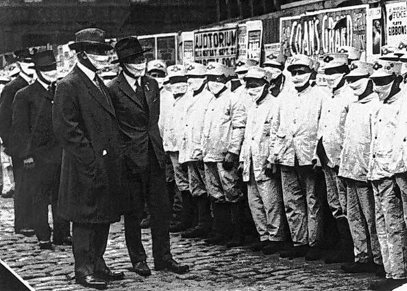 Mit Schutzmasken vor dem Gesicht: Männer der Straßenreinigung von Chicago 1918.