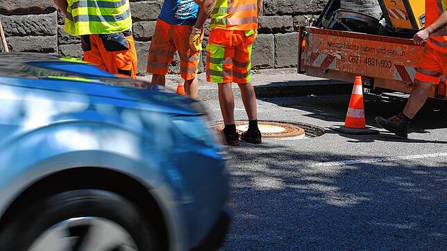Der Verkehr rollt an der Baustelle beim Waldshuter Rheinschloss vorbei. Bis zur Schmittenau-Kreuzung werden 18&nbsp;schadhafte ...