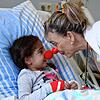 Regina Lorenz als Klinikclown Dr. Roberta Concerta auf der Kinderstation des St.-Elisabethen-Klinikums in Ravensburg.